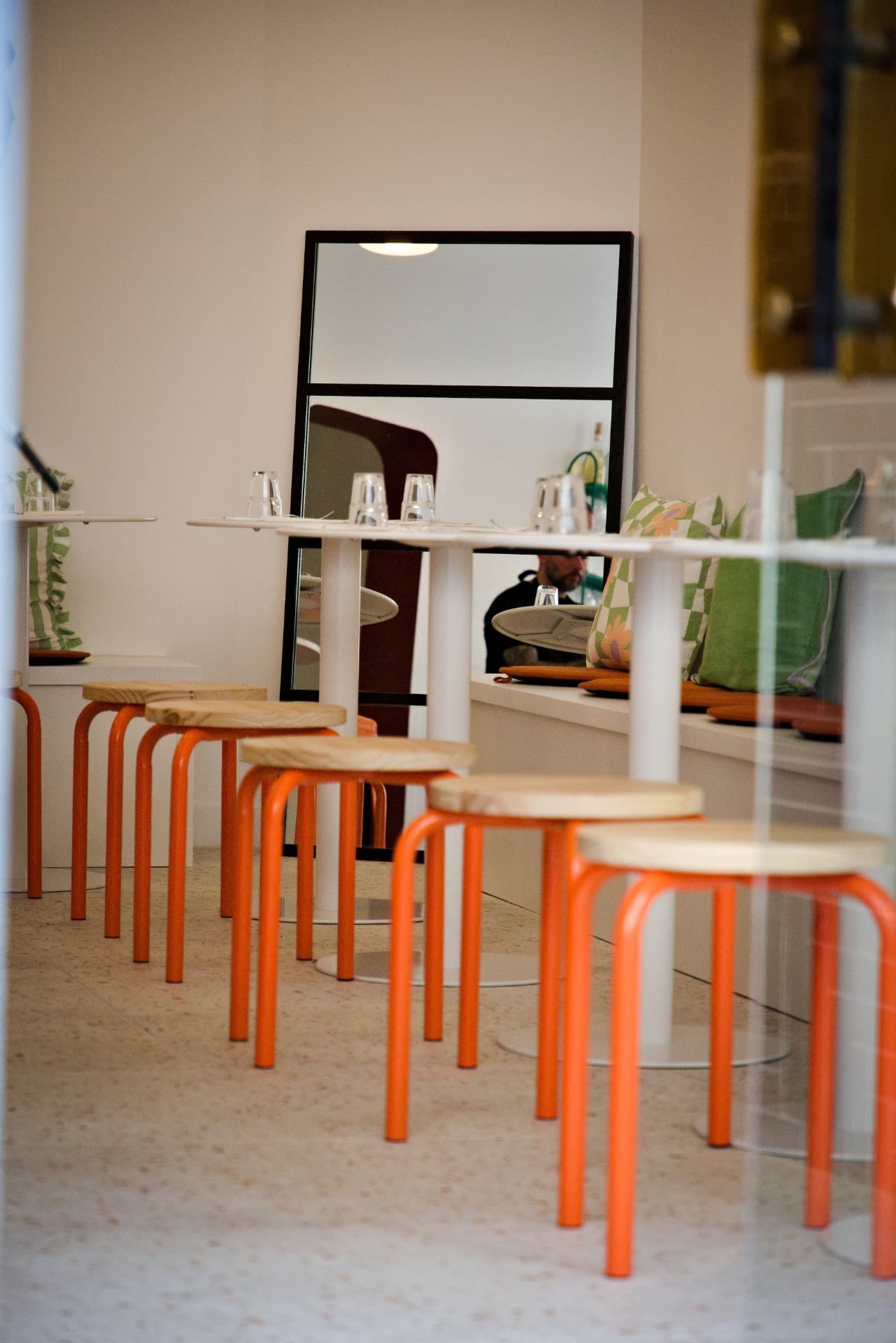 Salle et tabourets orange