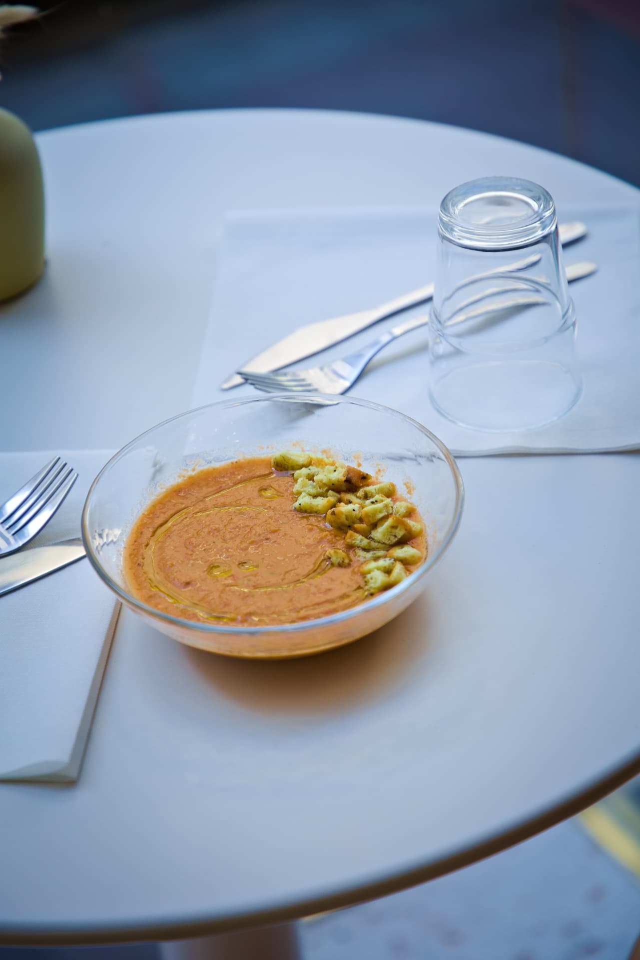 Gaspacho maison et croûtons aux herbes
