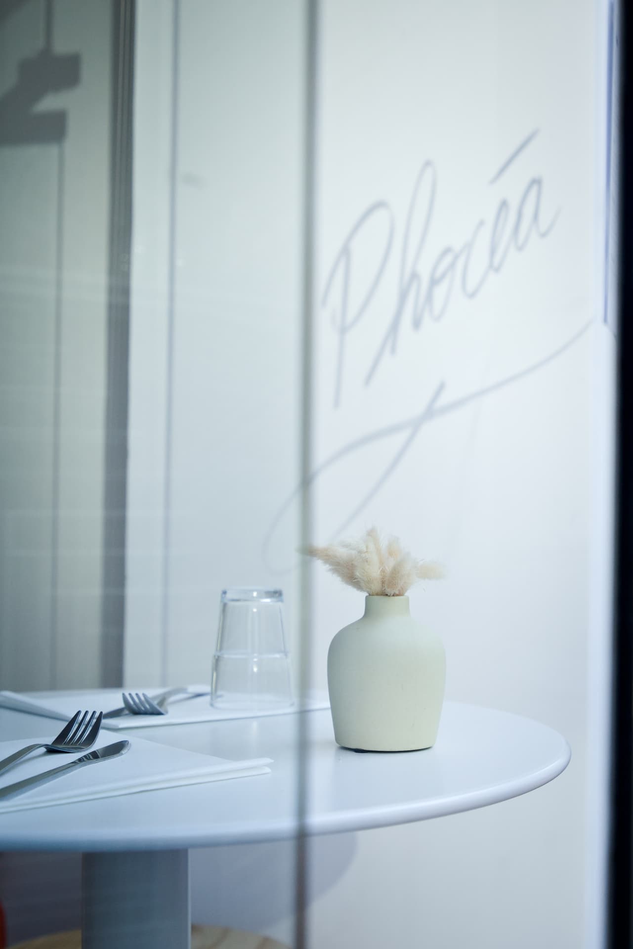 Table dressée et logo Phocéa