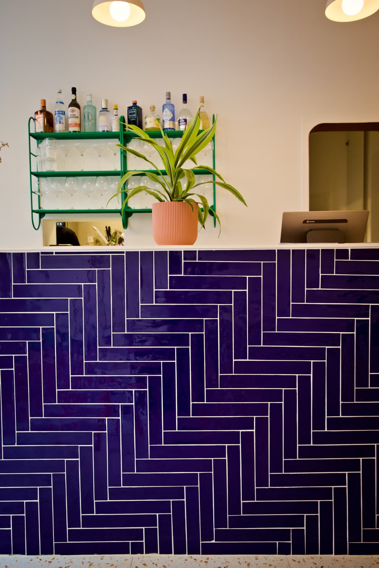 Bar en carrelage bleu cobalt