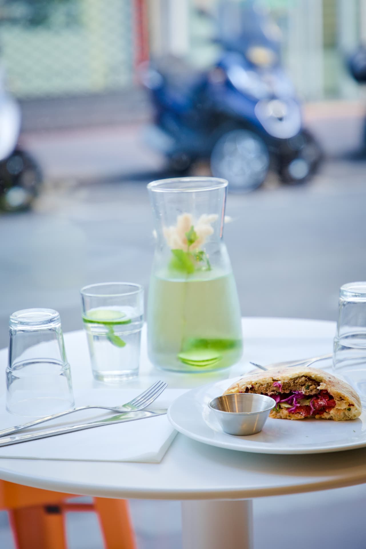 Pita, carafe d'eau au concombre et menthe sur table du restaurant Phocéa
