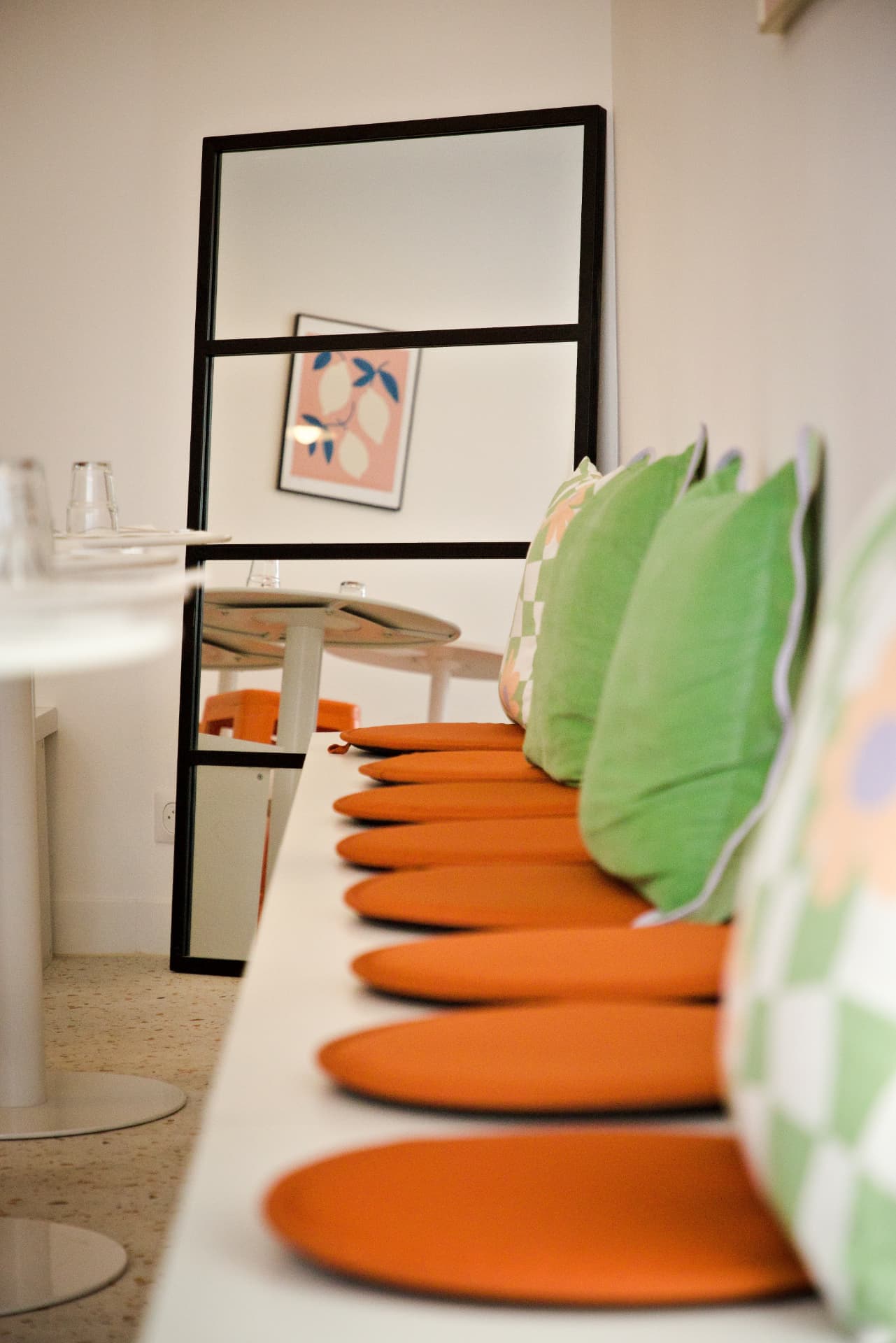 Banquette et coussins verts