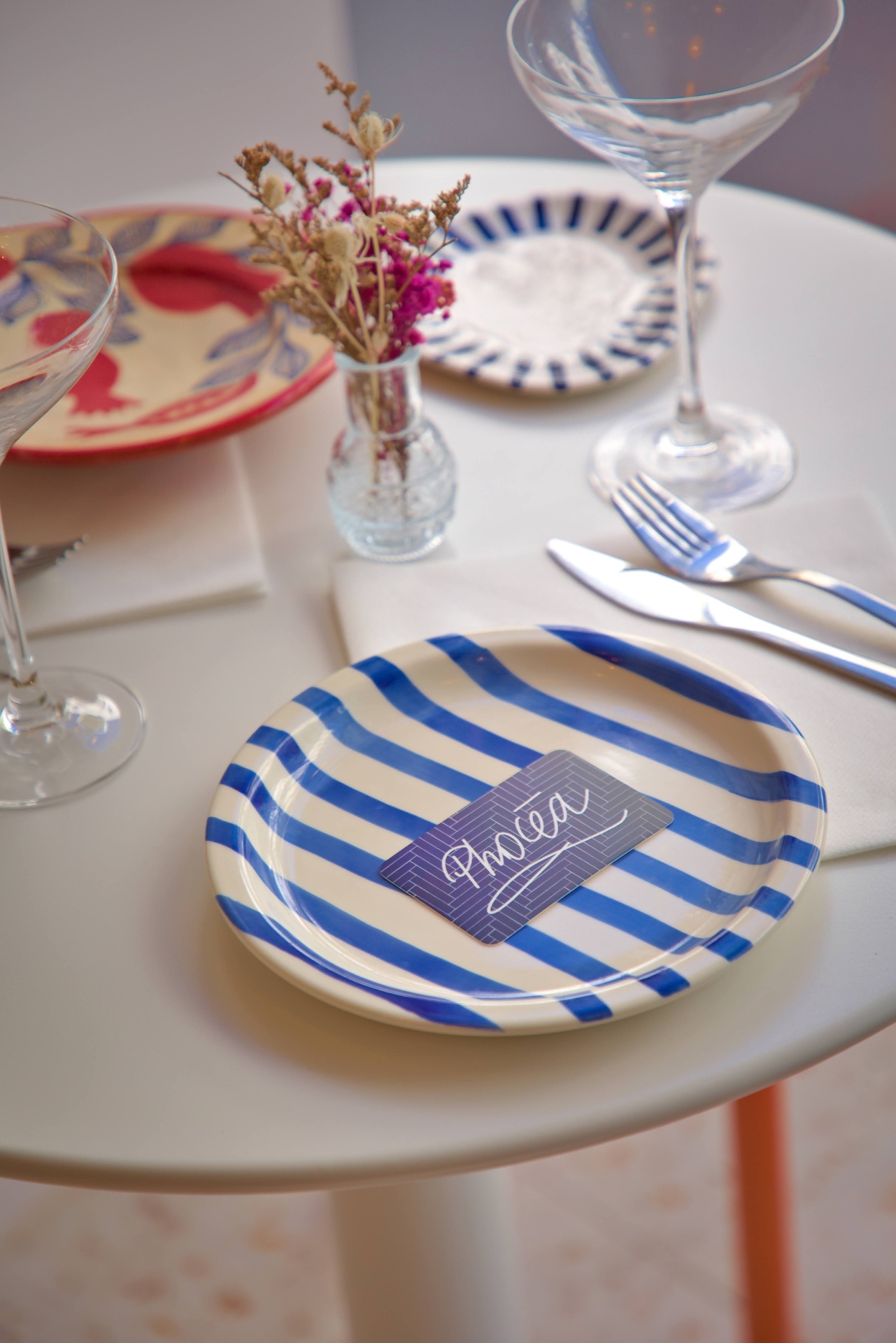 Table dressée, assiette rayée bleu et blanc et signature Phocéa