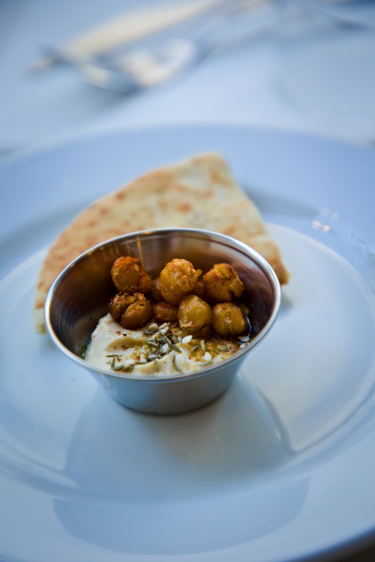 Pois chiches épicés, houmous et pain plat