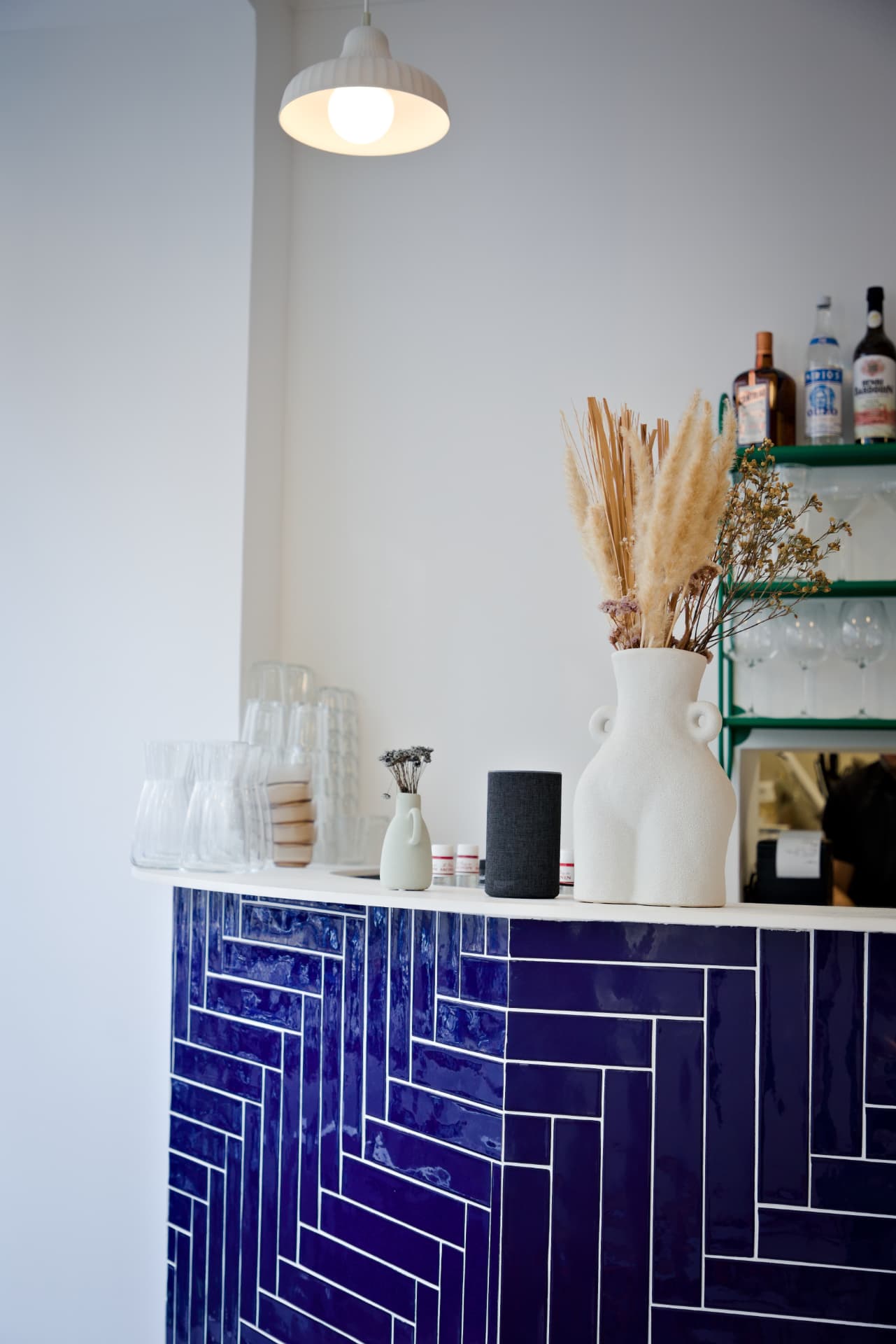 Comptoir, verrerie et fleurs séchées